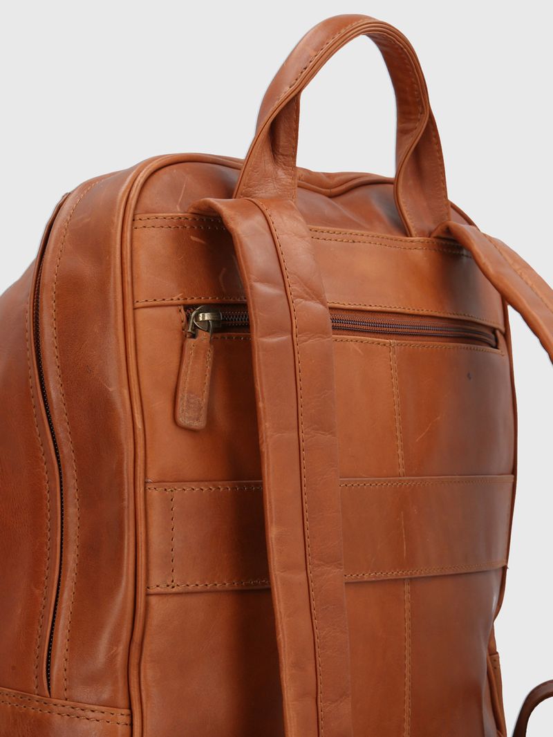 Mochila-Cuero-Hombre-Om-Rother-Back-Cafe-Hush-Puppies