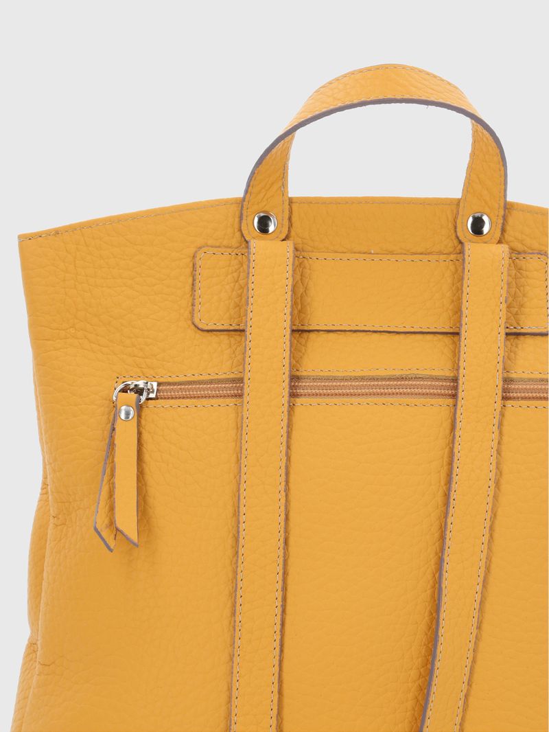 Mochila-Cuero-Mujer-Fiorella-Back-Amarillo-Hush-Puppies