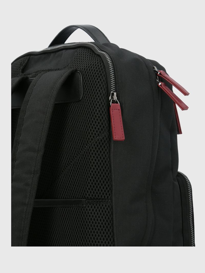 Mochila-Poliester-Reciclado-Hombre-Wp-Robbie-Back-Negro-Hush-Puppies