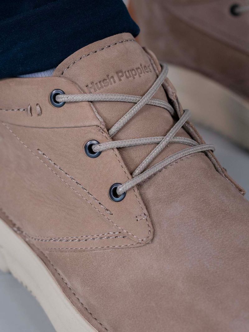Botin-Cuero-Baylor-Chukka-Gris-Hush-Puppies