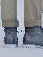 Botin-Cuero-Maxwell-Gris-Hush-Puppies